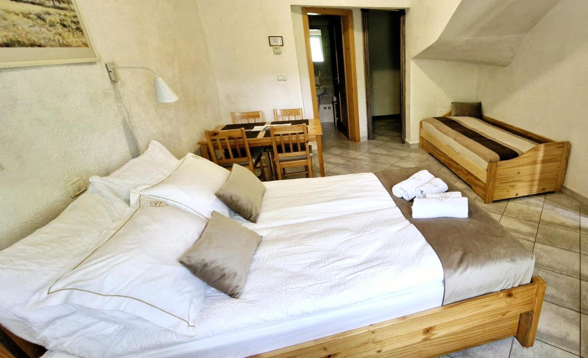 Guesthouse Idila Pod Nanosom Senozece Eksteriør bilde
